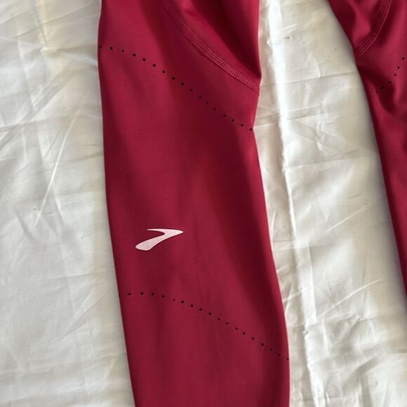 Brooks Women's Method 3/4 Tights, Color is Razzmatazz, Small, NWT - Picture 5 of 10